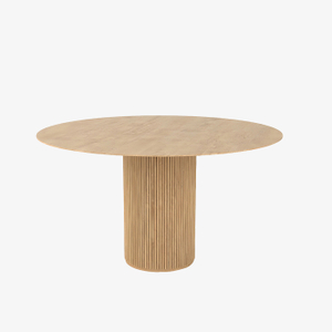 Modernt runt matbord i trä med bas i naturlig piedestal