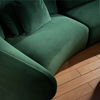 Modern mörkgrön böjd tresits sammetssoffa med kuddar för vardagsrummet