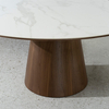 Modernt matbord med rund marmorskiva från mitten av århundradet med valnötsfaner för matsalen