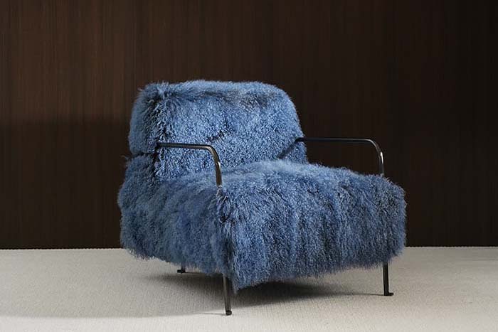 Lockelsen med blå accentstolar och armlösa stolar: en perfekt blandning av stil och funktionalitet