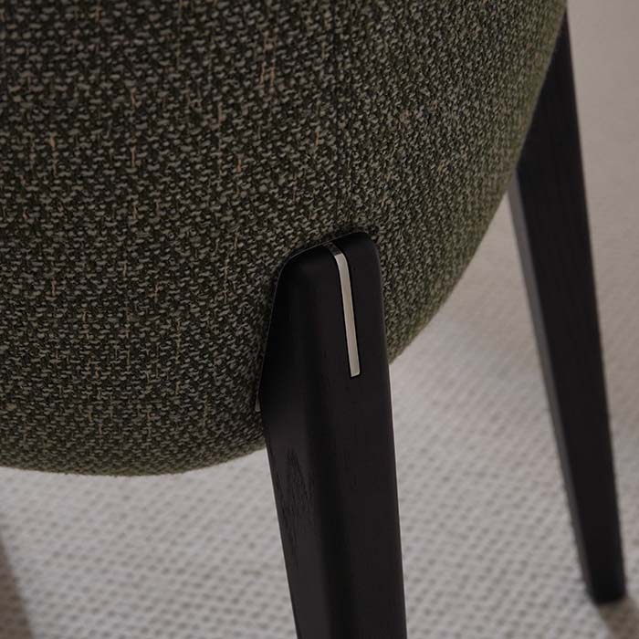 Modern grön stoppad linnekuddad matstol med armstöd