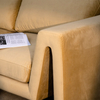 Italiensk samtida design, tresitsig sammetsklädd soffa för vardagsrummet