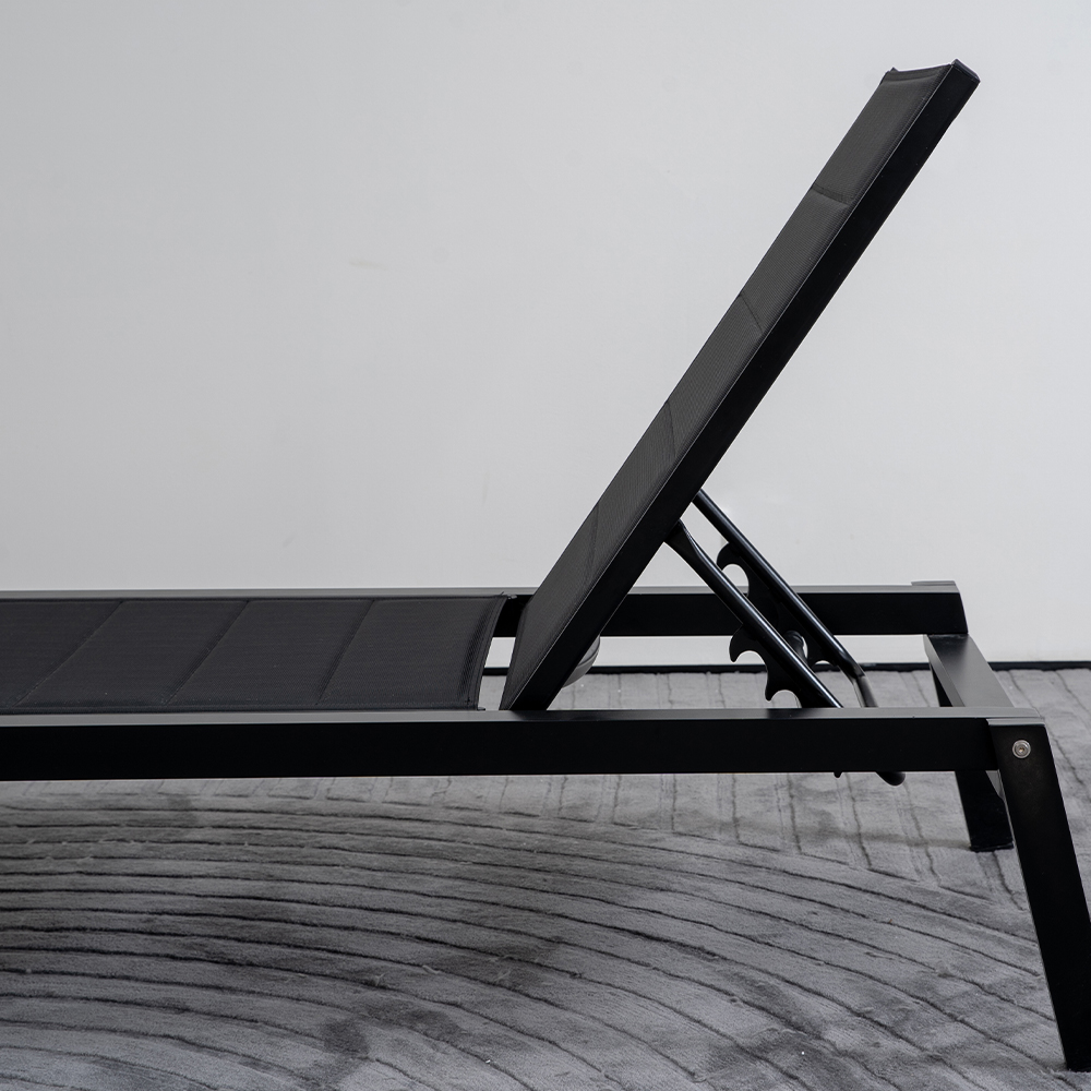 Aluminiumsvart utomhussolstol med justerbar rygg